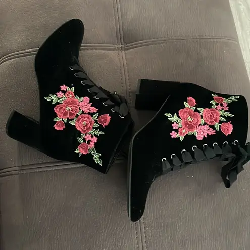 Isaac Mizrahi NWOT Black with Flower Design Velour Style Heeled Booties Size 9