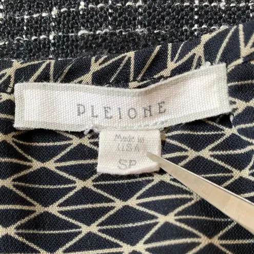 Pleione Women's Black & Tan Geometric Pleated Tank Top S