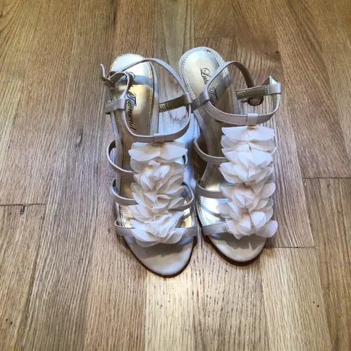 Lulu Townsend HP💝 Ivory sz 7 petal accent 3” heel