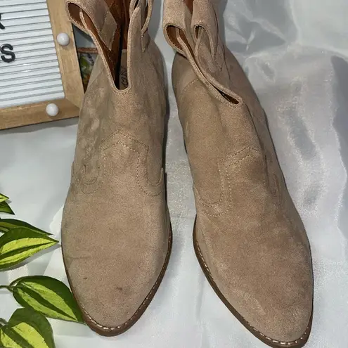 Beast Fashion π΅ Fashion Beast Taupe Suede Western Boot - Size 8.5