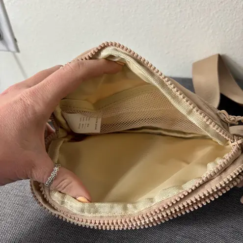 NWT Aloha Beige/Tan Crossbody Zip Up Adjustable Bag Tan