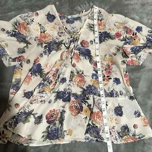 Kimchi Blue  size medium floral blouse