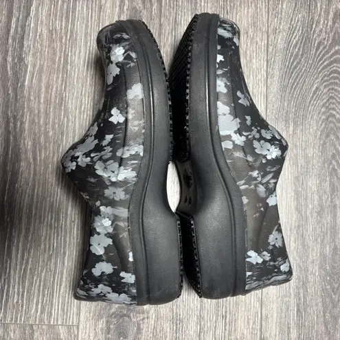 Crocs  Women's Neria Pro II Work Clog Gray Floral Print Siz 8
