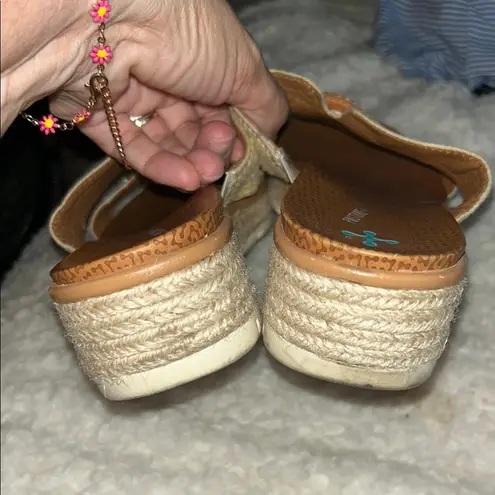 Baretraps Tan and Brown Sandals with Textured Bow