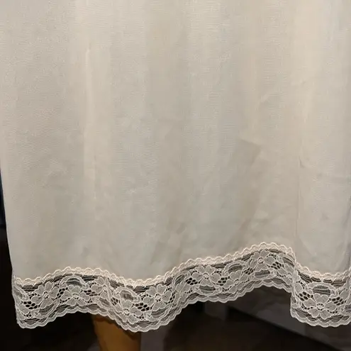 Vanity Fair Vintage Cream flowered Laced Dress,
Chemise, slip