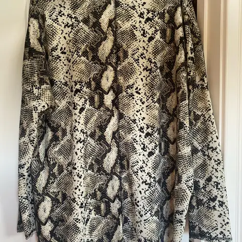 White Birch Oversized V-neck snake print soft tunic shirt size XL thin sweater shirt