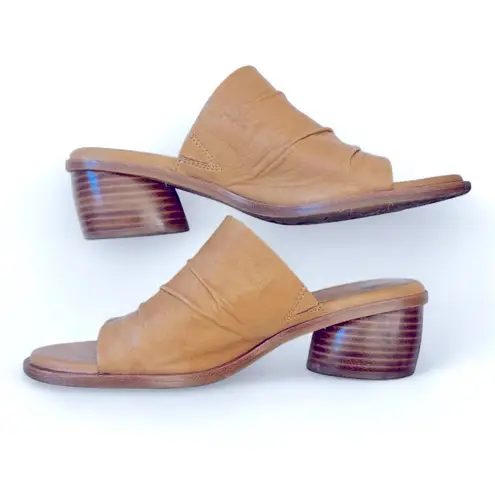 Sofft Chrissie Sandal Caramel Rounded Heel Ruched Italian Leather Slip On Sz 9.5 Tan