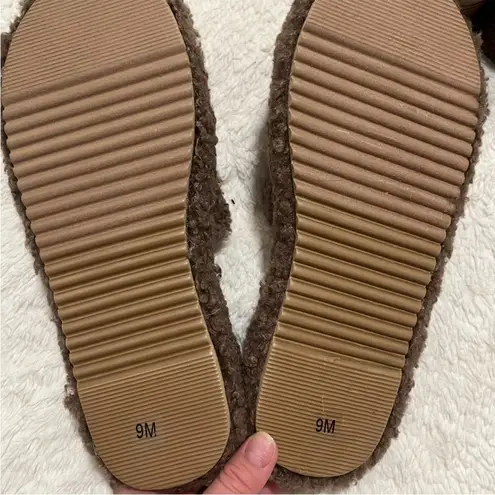 NEW Altar’d State Frost Slippers Size 9
BEACH by Matisse sold by Altar’d State Brown