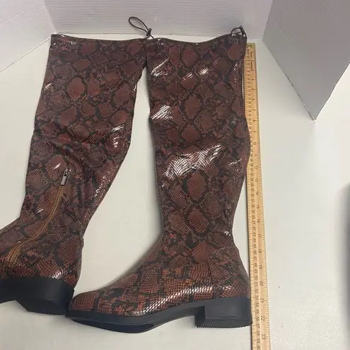 SHOEDAZZLE Women’s Knee Boots Reena Snake Design Beown Size 8 Zipper Closure NEW Brown