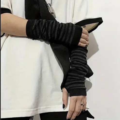 1 Pair of Black and grey striped fingerless gloves