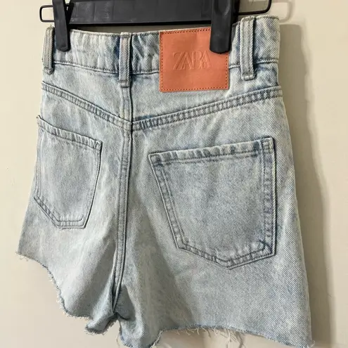 ZARA  Acid Light Wash Super High Rise Distressed Hem Denim Shorts Size 0