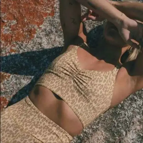 New Spell and The Gypsy Collective Wild Thing Active Crop Sports Bra Size Medium Pink