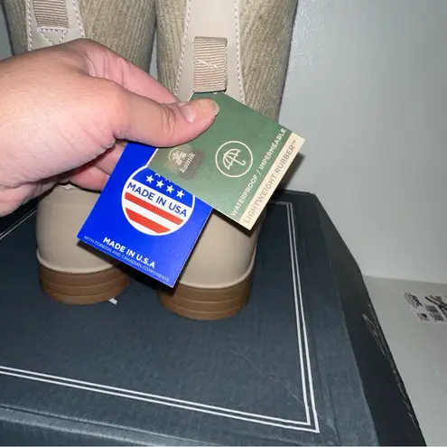 Kamik ALPINE DESIGN x HAZEL SHORTIE BOOTS
FLEECE LINING size 6 NEW IN BOX