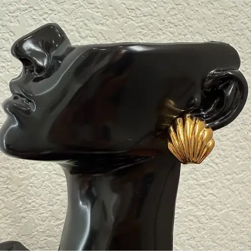 Monet Vintage Gold-tone Shell Seashell Pierced Earrings 9.9g.