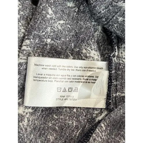 Peace & Pearls Tab Sleeve Blouse Women's Size S Gray and White Graphic Boho