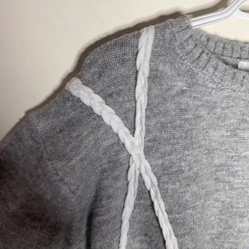 Line and Dot braid decorated chunky grey sweater size M