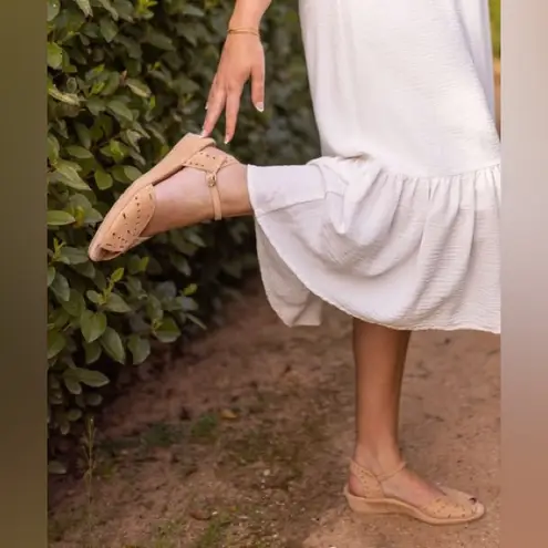 L'Amour Des Pieds “Brenn” Beige Suede Sandals size 7.5 Tan