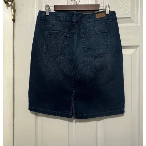 Bandolino Women's Distressed Dark Wash Reg Fit Knee Length Jean Skirt size 6