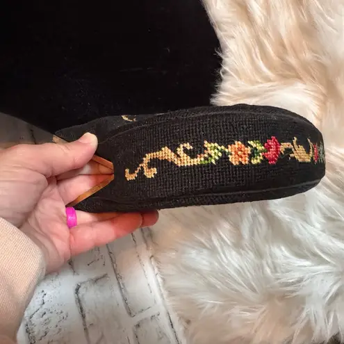 Floral Embroidered Black‎ Handbag Black