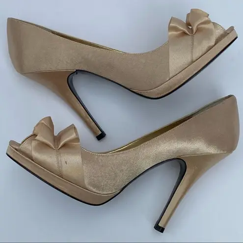 Nina New York Size 10 Pumps Satin Heels Formal Neutral Wedding Party Elegant