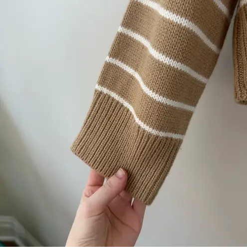 T Tahari | Tan and White Striped Crewneck Knit Sweater Size Medium