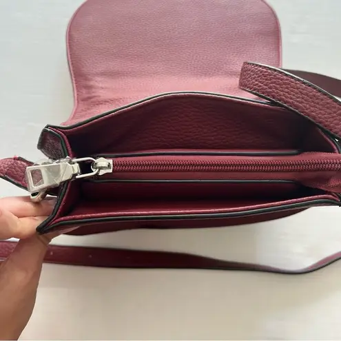 Black Rivet Saddle crossbody bag with silver chain link