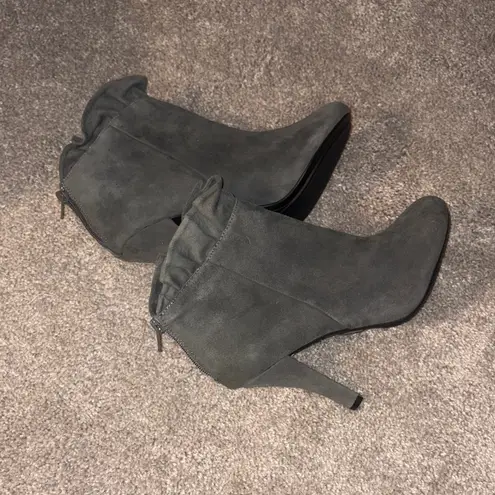Me Too ruffle romantic suede leather gray heeled ankle boots size 8