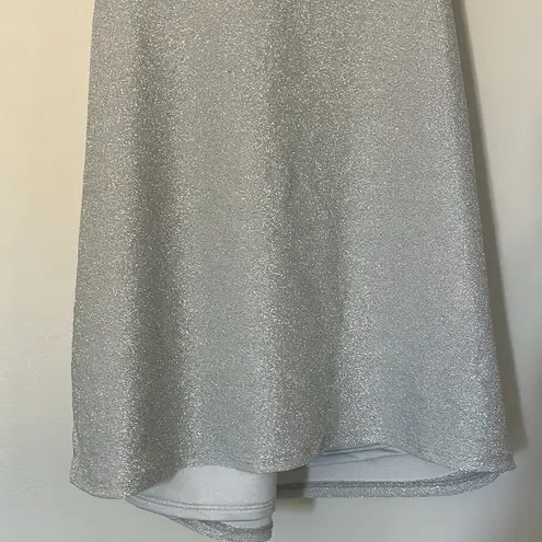 Ro & De  silver shimmer metallic sleeveless twist front top sz Medium