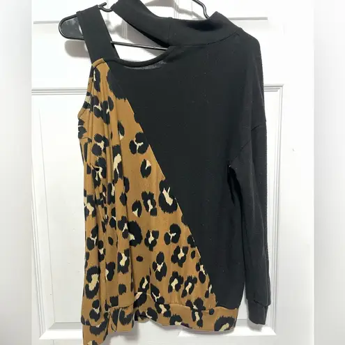 First Love Boutique Leopard Print Women’s Cold Shoulder Long Sleeve Top Size Small Pullover