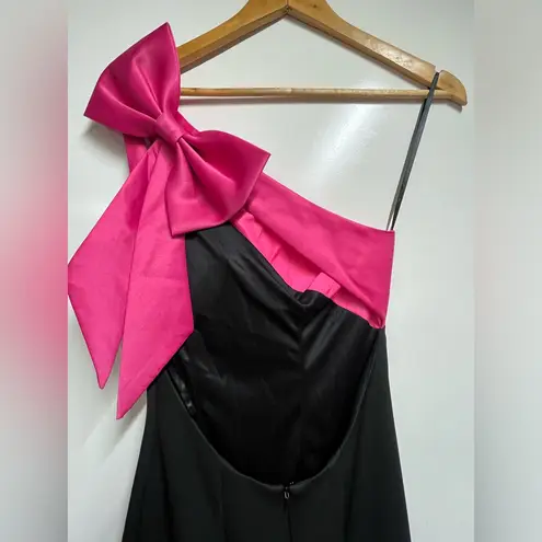 Mac Duggal NEW 49444 DRESS One Shoulder Bow
Maxi Gown in Black and Fuschia 0