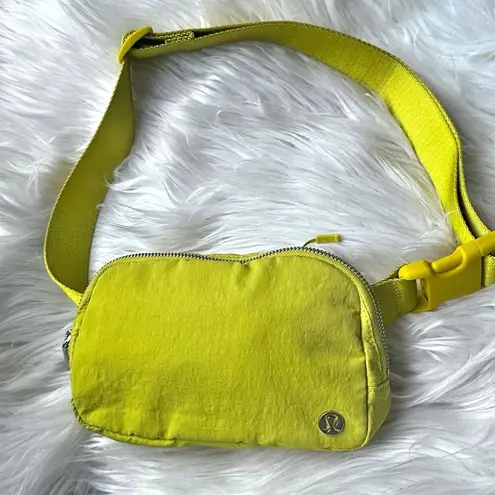  ATHLETICA | Lululemon Everywhere Belt Bag Yellow Serpentine | 1L