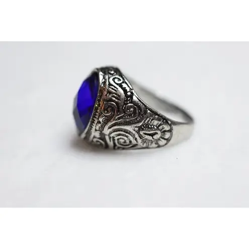 Deep Sea Blue Glass Stone Art Deco Engraved Silver Tone Band Size 13 1/2 Ring
