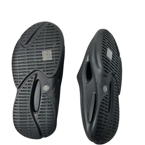 PrettyLittleThing Cut Out Rubber Ribbed Sole Slides Black Size NWT Size 4UK 6US