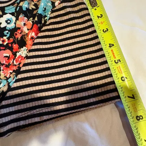 Honey & Lace short sleeve top mixed floral and striped print NWT Sz M Black Size M