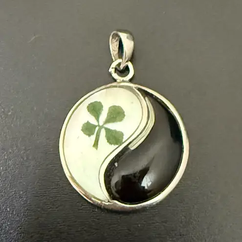 Unique Vintage 925 Sterling Silver Lucky Clover Leaf Yin Yang Epoxy Pendant 3g. Black