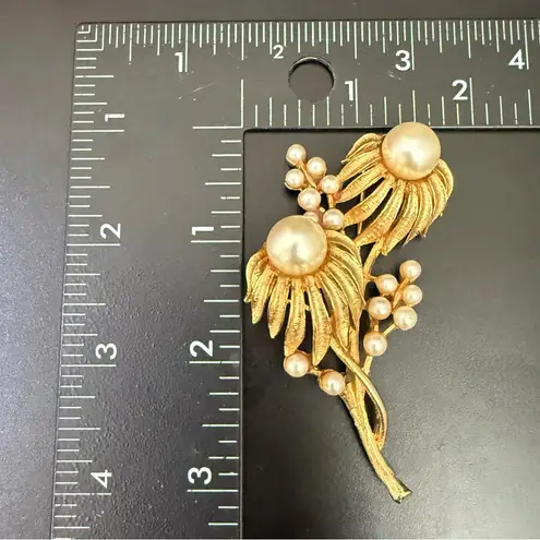 Vintage CORO Goldtone Faux Pearl Daisy Flowers Flower Bouquet Brooch Pin 23.6g. Gold