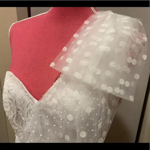 Lulumari NWT one shoulder lace top white size L