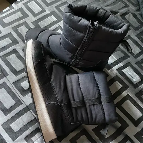 Time And Tru  Blank ankle snow boots, zipper up sides