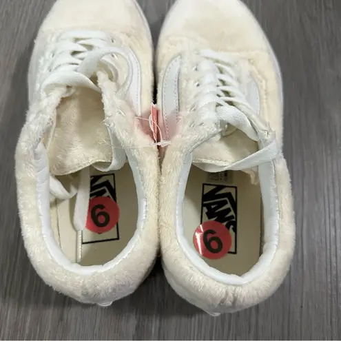 Vans  Old Skool Sherpa Low Top Sneakers‎ in Cream Size 6