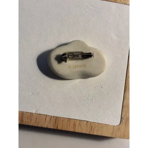 Lenox Ceramic Hat Brooch With Rhinestone Bow Accent White Textured Finish Pinbac Gold