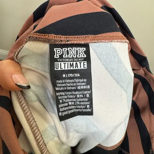 #22 Victoria's Secret Pink Ultimate High Waist 7/8 Ankle Legging Tiger Print med Black