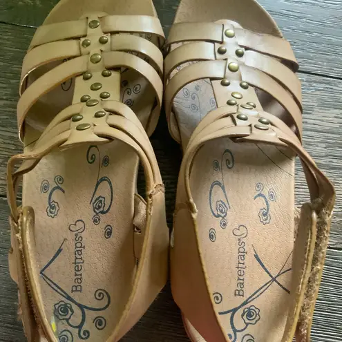 Baretraps Tan Strappy Gold Studs Leather Sandals 1” Rubber Sole Size 9