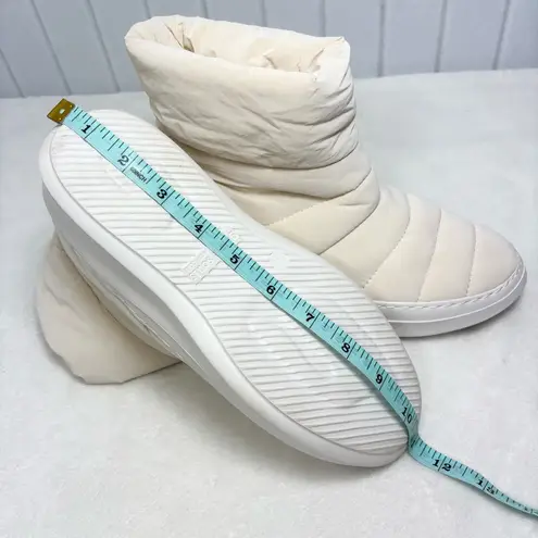 Gentle Souls by Kenneth Cole Cream Quilted Rosette Puff Booties Size 7.5