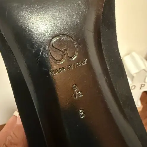 St. John Italy Black and Gold pumps 9 1/2