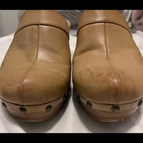 Baretraps  beige platform clogs size 7