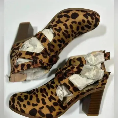 Bella Marie NIB! Leopard print crisscross buckle, zipper chunky heel boot Size 8.5