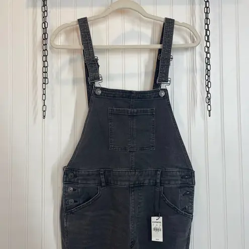 EXPRESS NWT  Women’s Black Raw Hem Straight Leg Jeans Overall Size 6