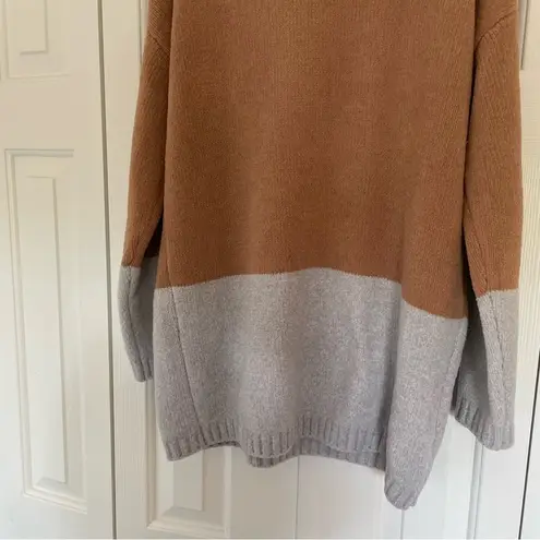 BCBGMAXAZRIA  Turtleneck Tunic Sweater Colorblock Sz Medium Camel Grey