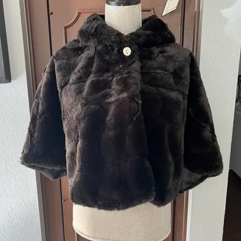 Nina Leonard Collared Cap Sleeve One Button Closure Faux Fur Cape