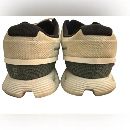 On Cloud 5 Running Shoes Women’s size 9 Gray & White
